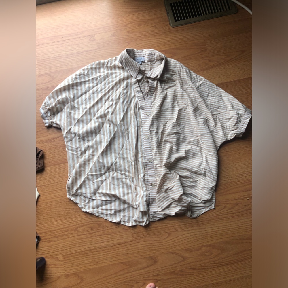 Relaxed Short-Sleeve Button-Up Blouse in Soft Beige Stripe